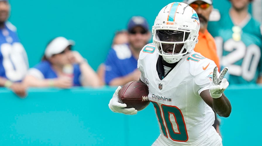 Dolphins’ Tyreek Hill Fined Over $10K For Peace Sign Touchdown ...