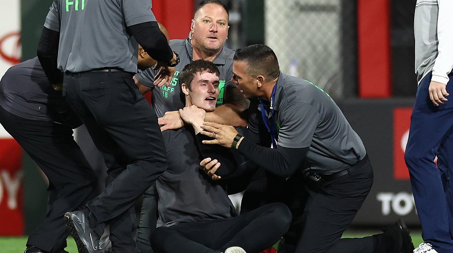 Security guard tackles field invader during Phillies game