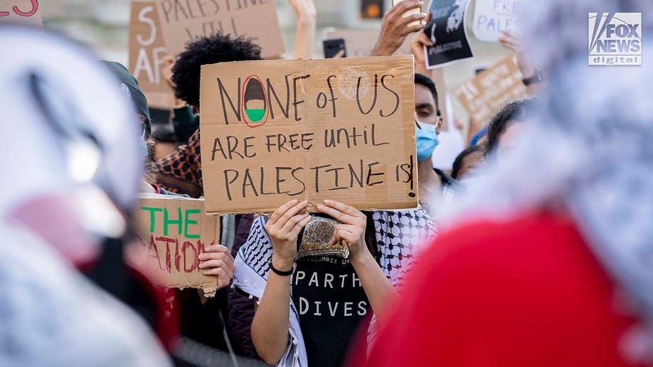 Manifestantes propalestinos asisten a una protesta en la Universidad de Columbia