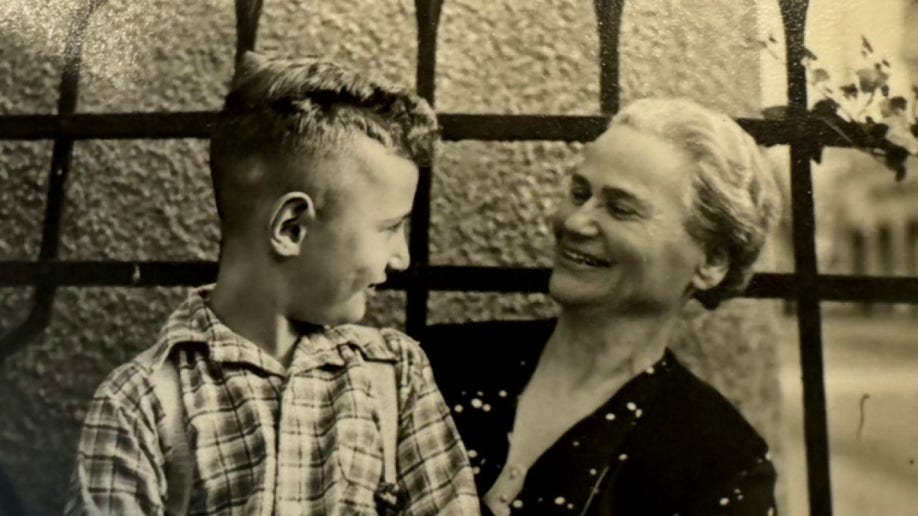 Erwin Ganz fotografiado con una mujer