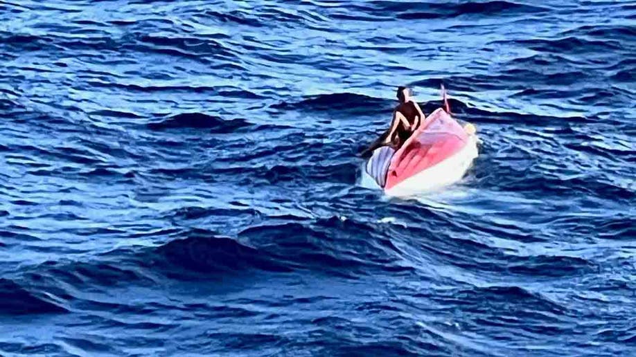 Tom Robinson visto en un barco volcado