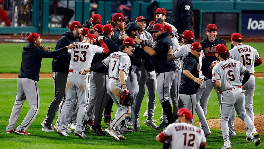 2001 World Series (Game 7), On this day in 2001, Gonzo walked it off to  win it all!, By Arizona Diamondbacks Highlights