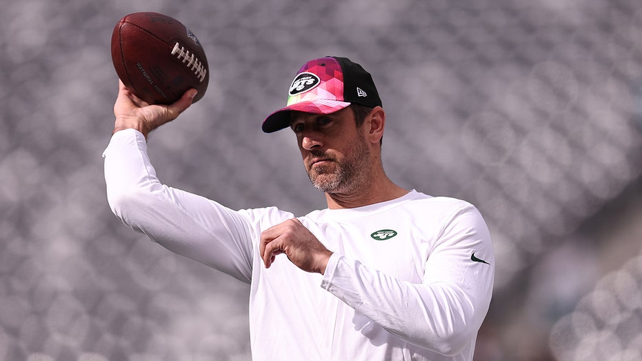 Aaron Rodgers throws on Jets' field during pregame warm-ups just weeks after Achilles surgery