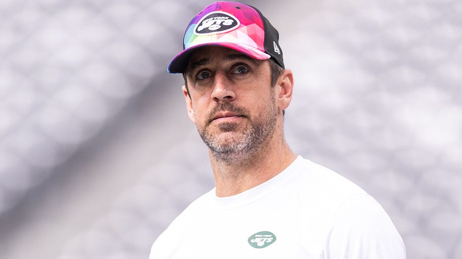 Aaron Rodgers looks spry slinging passes in Jets’ latest video from offseason workouts