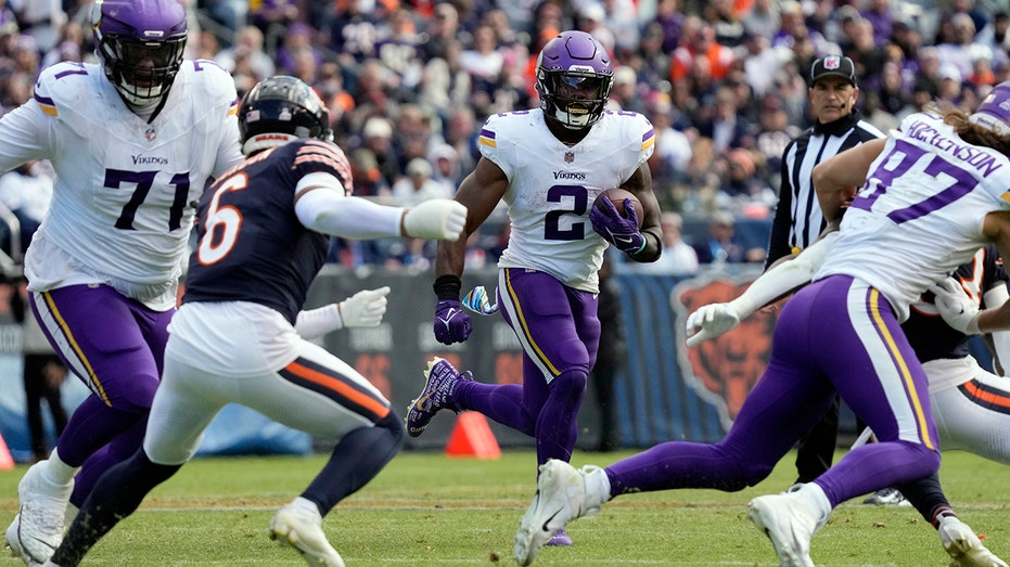 Vikings scrape by Bears for huge NFC North win