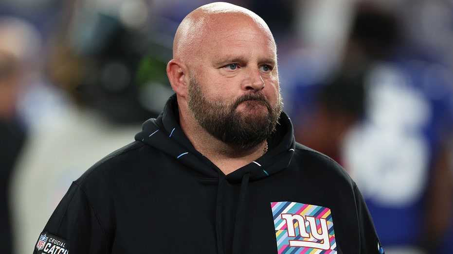 Brian Daboll tosses tablet after Daniel Jones interception in NY Giants loss