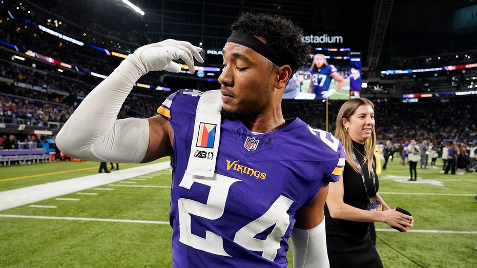 Vikings' Camryn Bynum asks for visa help for wife stuck in Philippines during post-game interview | Fox News