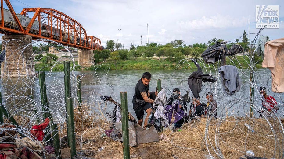 Migrant treated in Texas hospital for pneumonia dies after fall following release by border authorities