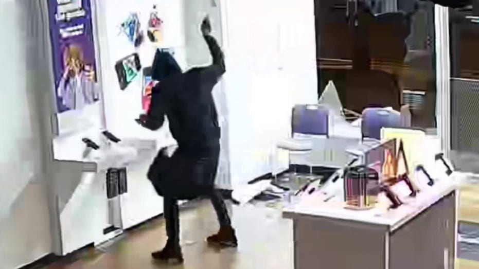 Maryland smash-and-grab suspects caught on camera raiding cellphone storefront