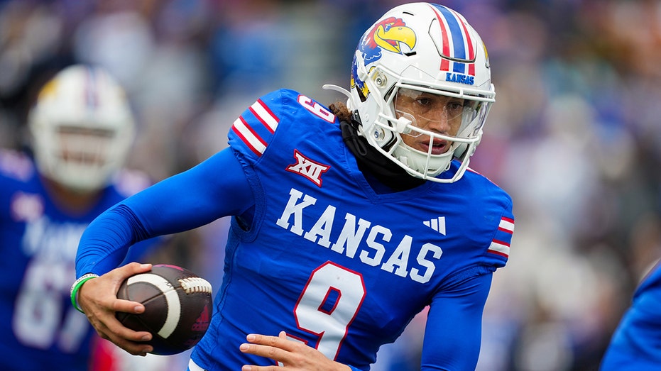 Kansas pulls off upset over No. 6 Oklahoma with late heroics