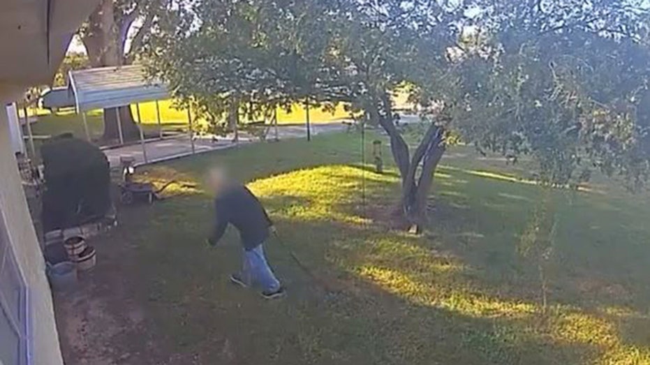 Florida girls hide from shotgun-wielding man who enters home: video