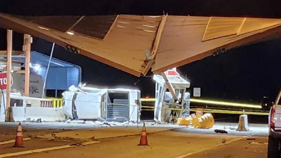 Pickup truck crashes into Border Patrol checkpoint, injures 2 agents