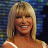 Suzanne Somers lleva un vestido blanco en un programa de entrevistas