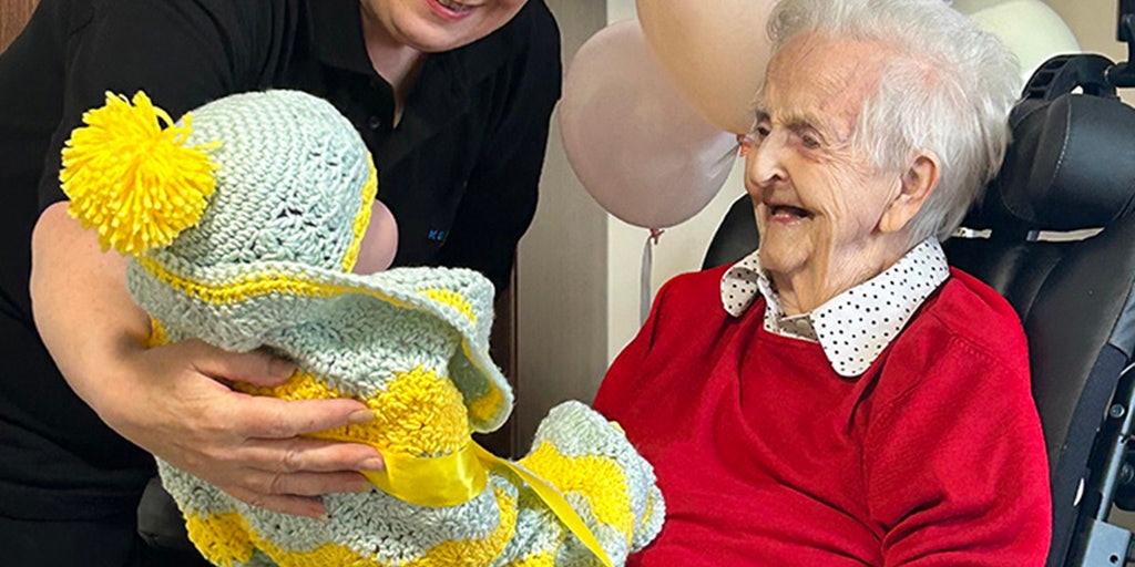 Senior living facility hosts baby shower with dolls to help patients with dementia - Vimarsana News