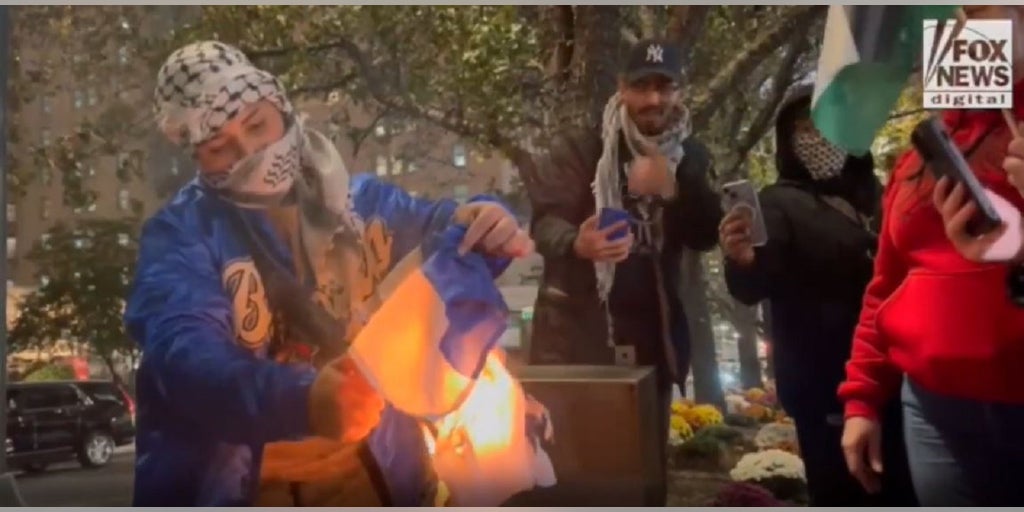 Pro-Palestinian demonstrator sets Israeli flag on fire in NYC protest, stomps on it - Vimarsana News