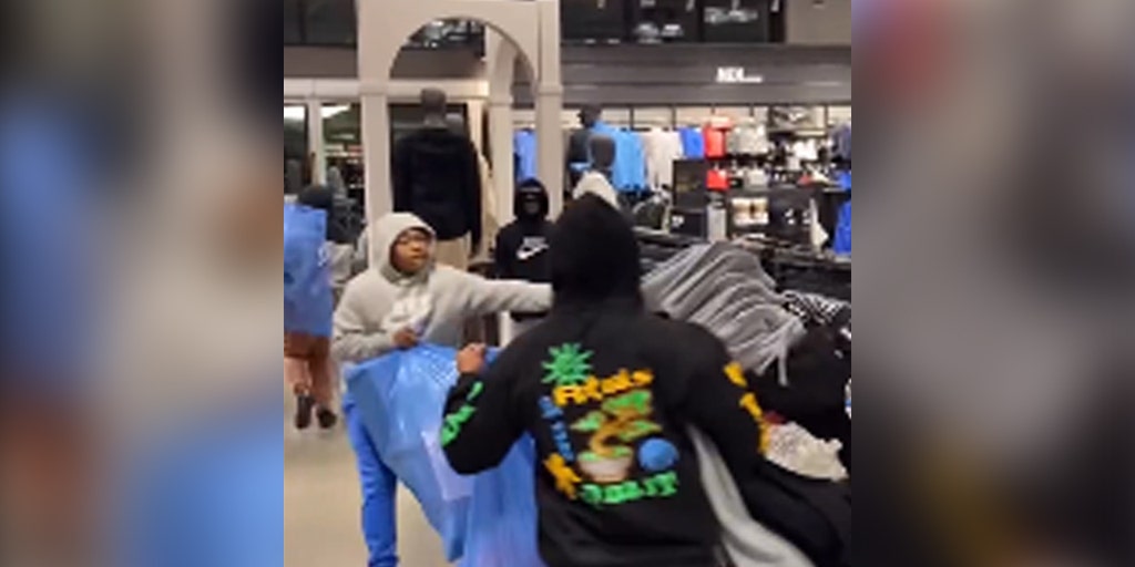 Flash mob ransacks Nike Store in Los Angeles, steals $12,000 in merch: police - Vimarsana News