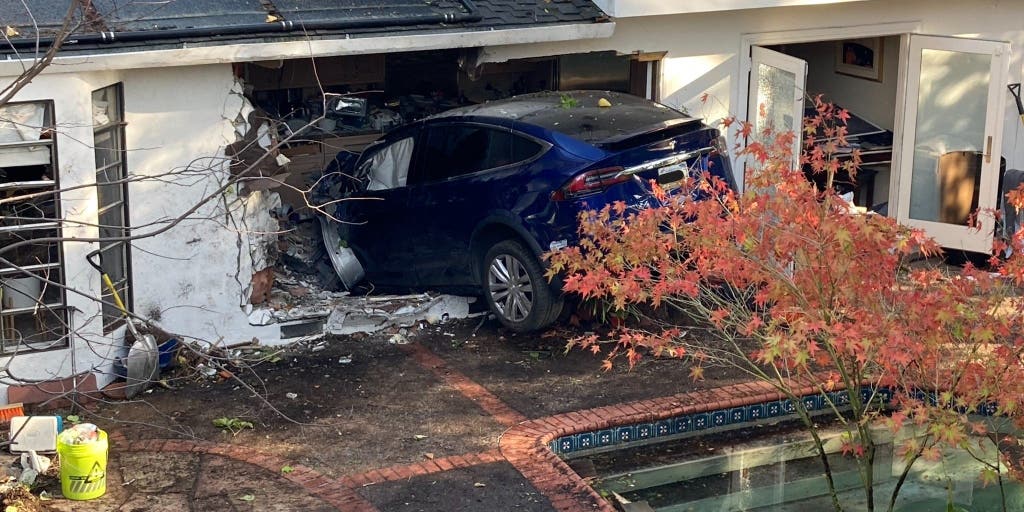 California Tesla driver flies over pool, crashes through house and stops in kitchen, police say - Vimarsana News