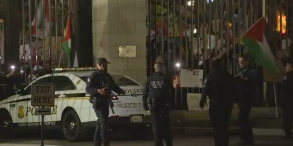 Pro-Palestinian protesters seen shaking White House gate vandalized with red paint: 'F–k Joe Biden' - Vimarsana News
