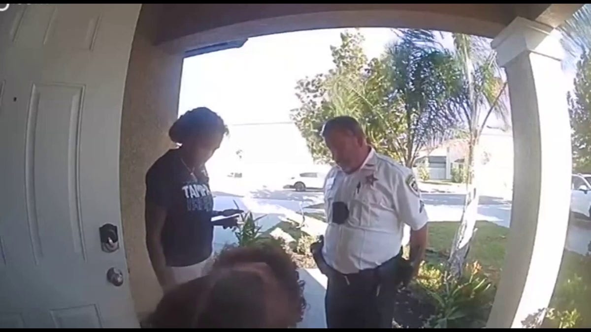 A Florida deputy an be seen talking to two children