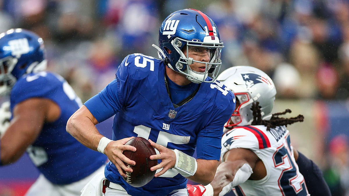 Giants sticking with local legend Tommy DeVito at quarterback despite ...
