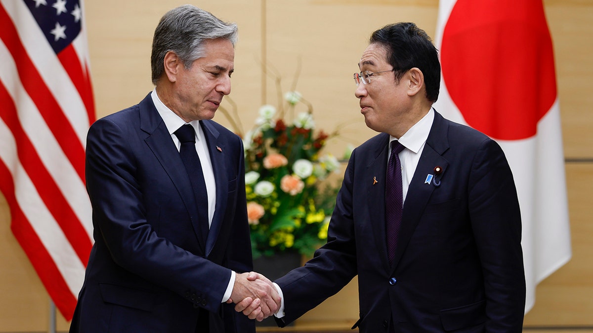 Blinken shaking hands with Kishida