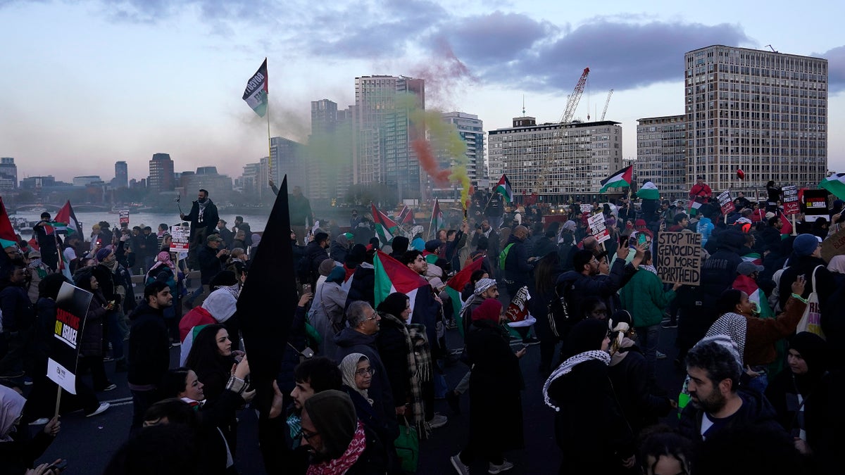 Massive pro-Palestine march in London