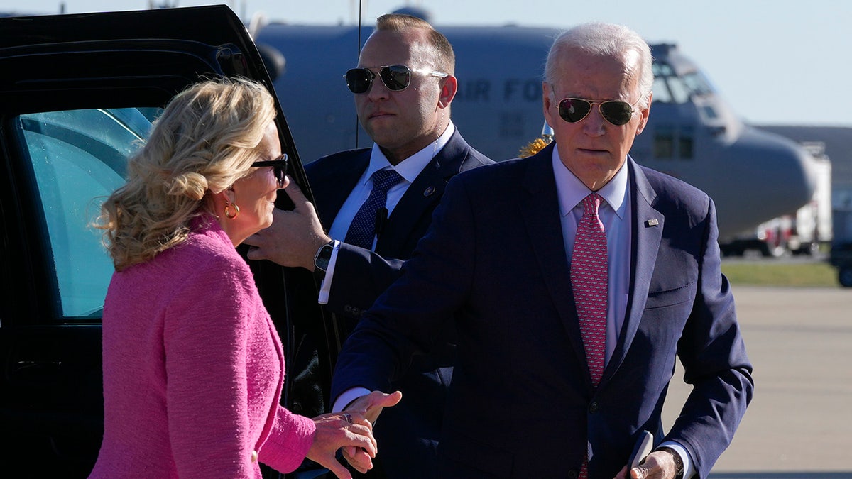 Biden and Jill arrive at Friendsgiving