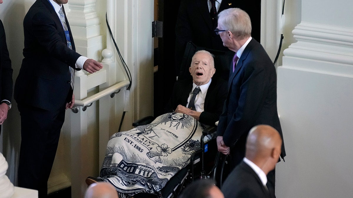 Jimmy Carter en silla de ruedas en el homenaje a su esposa