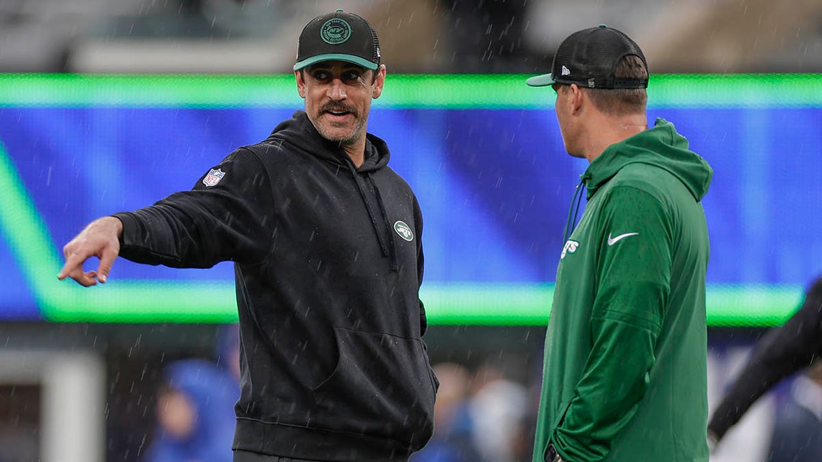 Jets’ Aaron Rodgers makes appearance at Breeders’ Cup, says he still hopes to play this season 1 Aaron Rodgers talks with Zach Wilson
