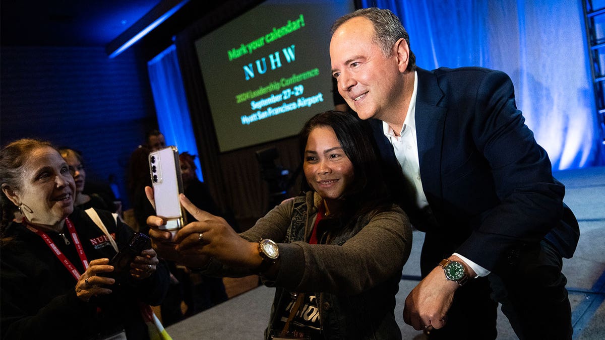 Adam Schiff tomándose un selfie con un simpatizante