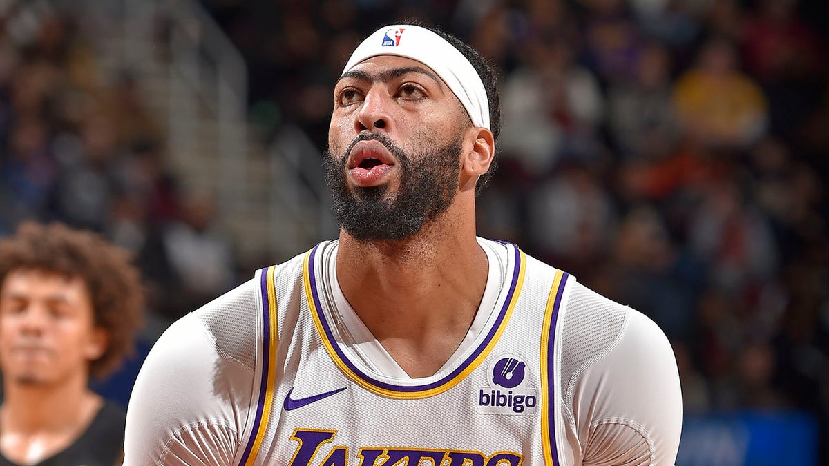 Anthony Davis shoots free throw