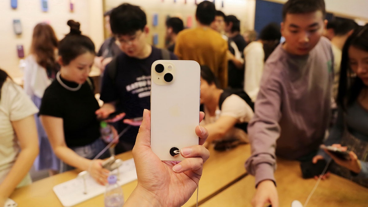 يبيع متجر Apple iPhone 15 في الصين