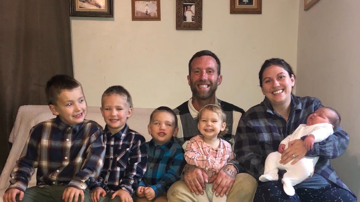 Ayres family with five kids