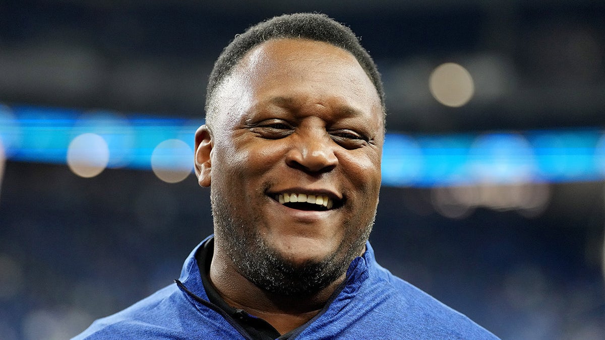 Barry Sanders watches Lions-Seahawks