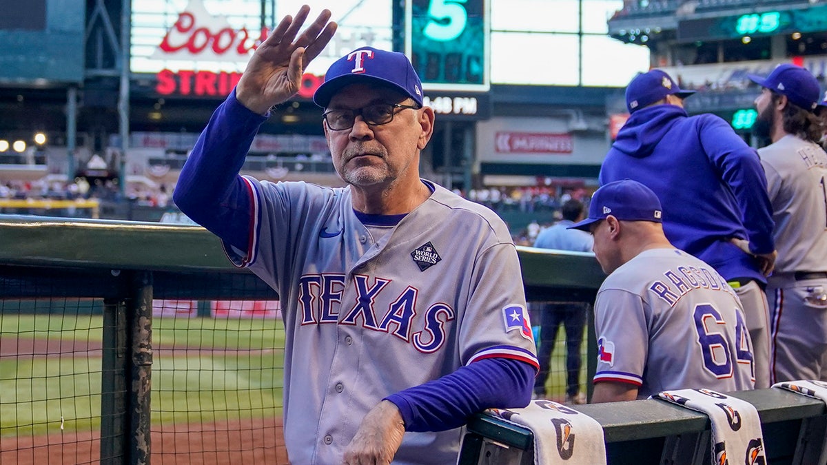 Bruce Bochy waves