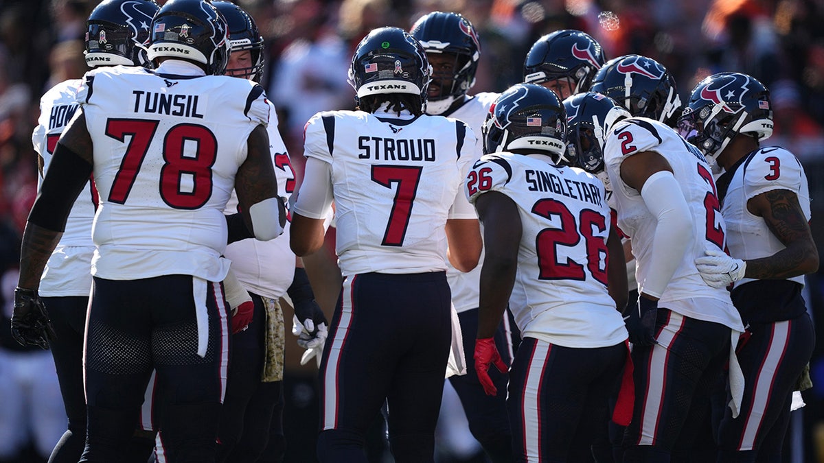 CJ Stroud breaks the huddle