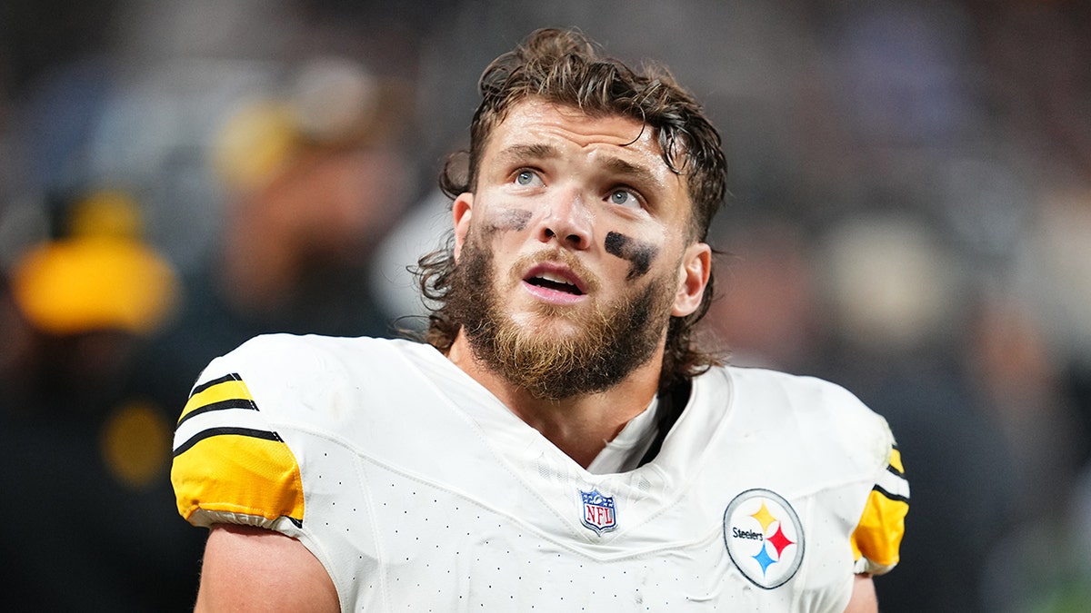 Steelers' Cole Holcomb suffers gruesome leg injury that broadcast won't  show on replay | Fox News