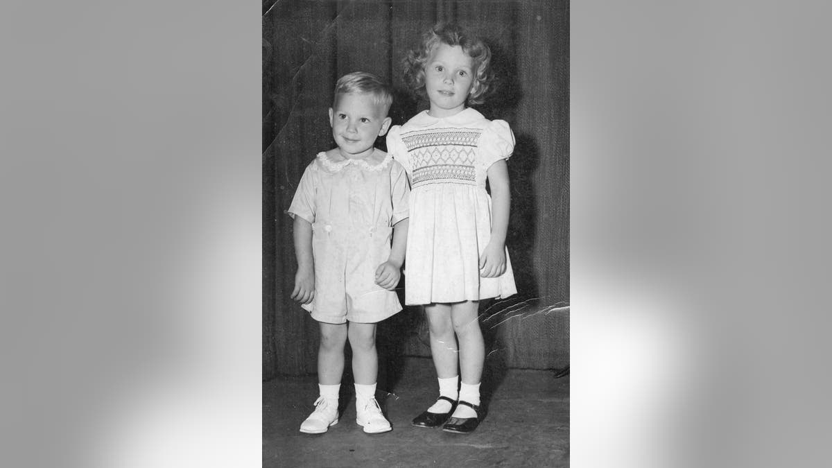 Conny Van Dyke, con suo fratello Benjamin, in una foto d'infanzia