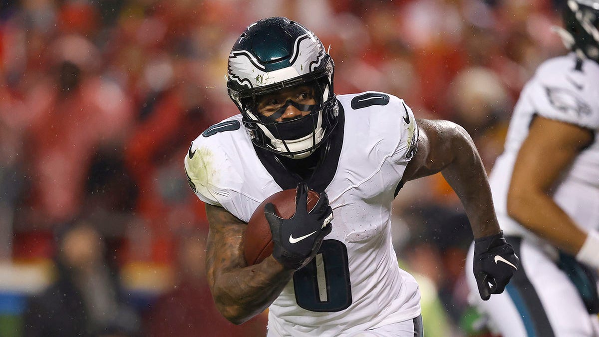 D'Andre Swift runs