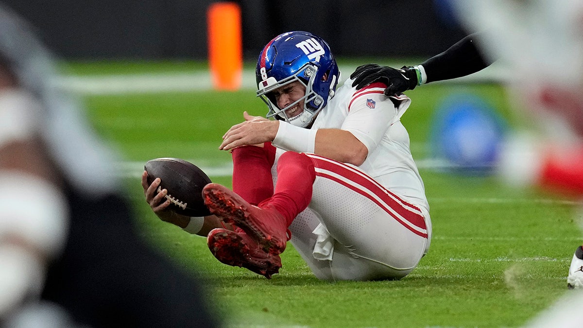 Giants’ Daniel Jones Suffers Scary Knee Injury In Return From Neck ...