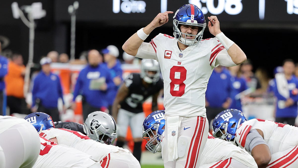 Giants’ Daniel Jones Suffers Torn ACL, Season Likely Over For Star QB ...