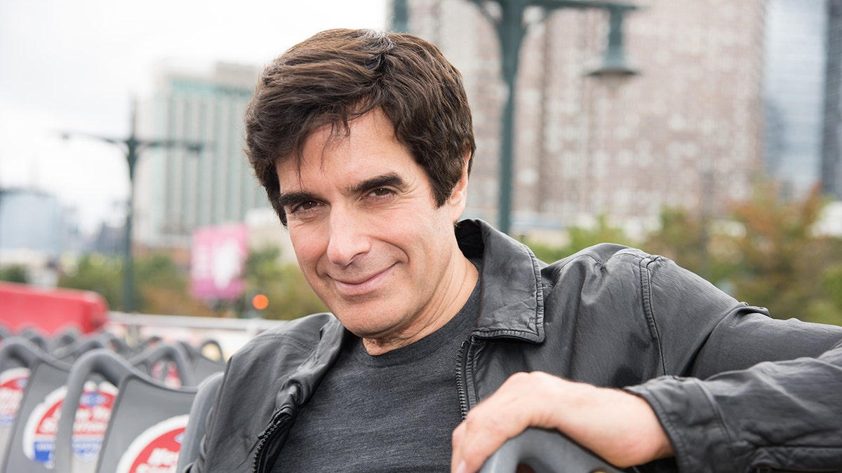 Primo piano di David Copperfield sorridente su un autobus