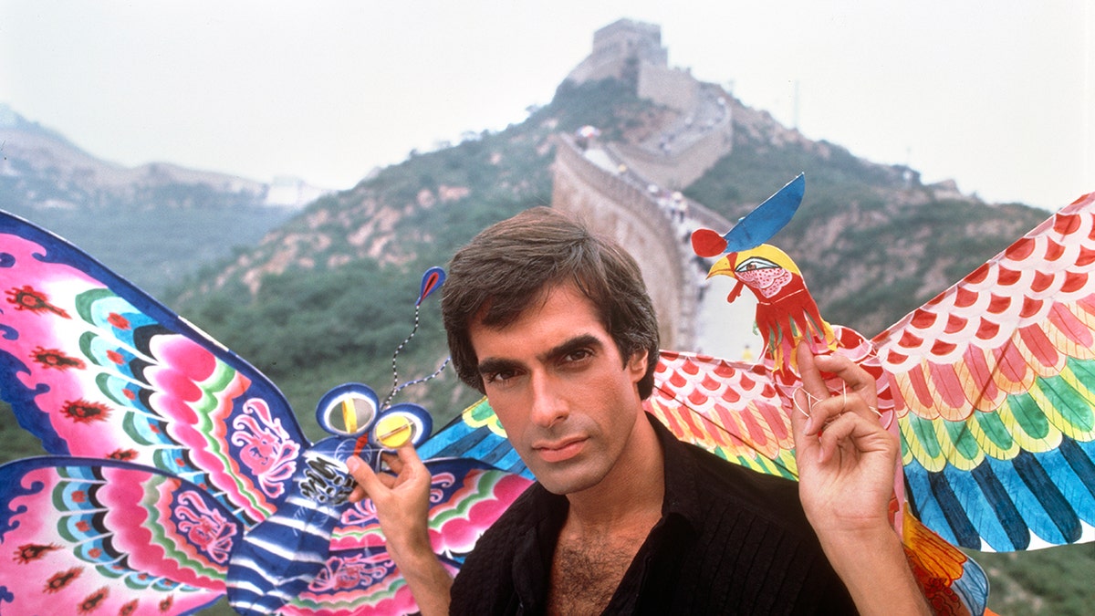 Daivd Copperfield holding kites posing on The Great Wall of China