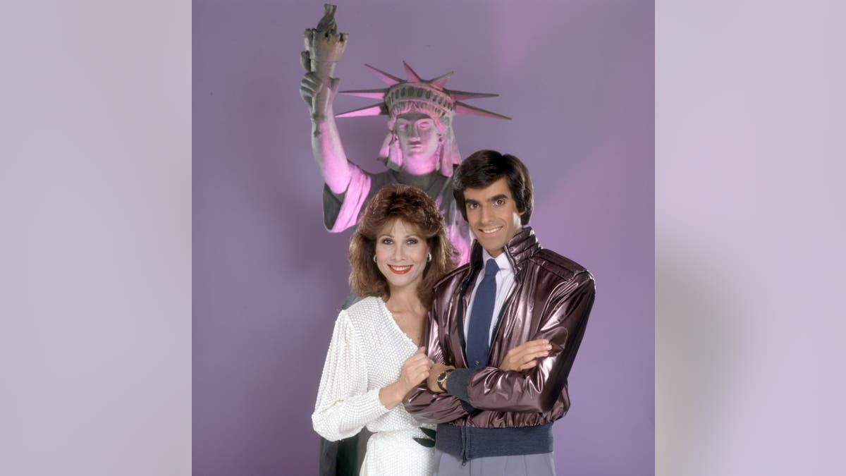 David Copperfield posa davanti al modello della Statua della Libertà con Michelle Lee