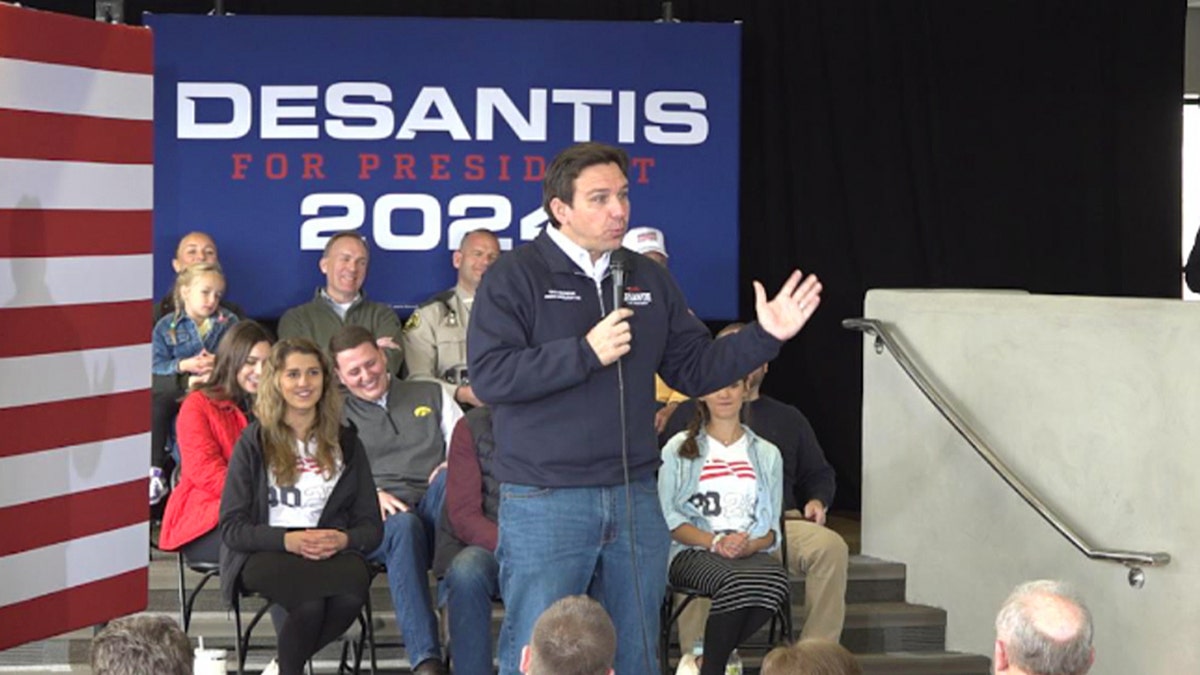 El Gobernador de Florida Ron DeSantis en un encuentro en Muscatine, IA.