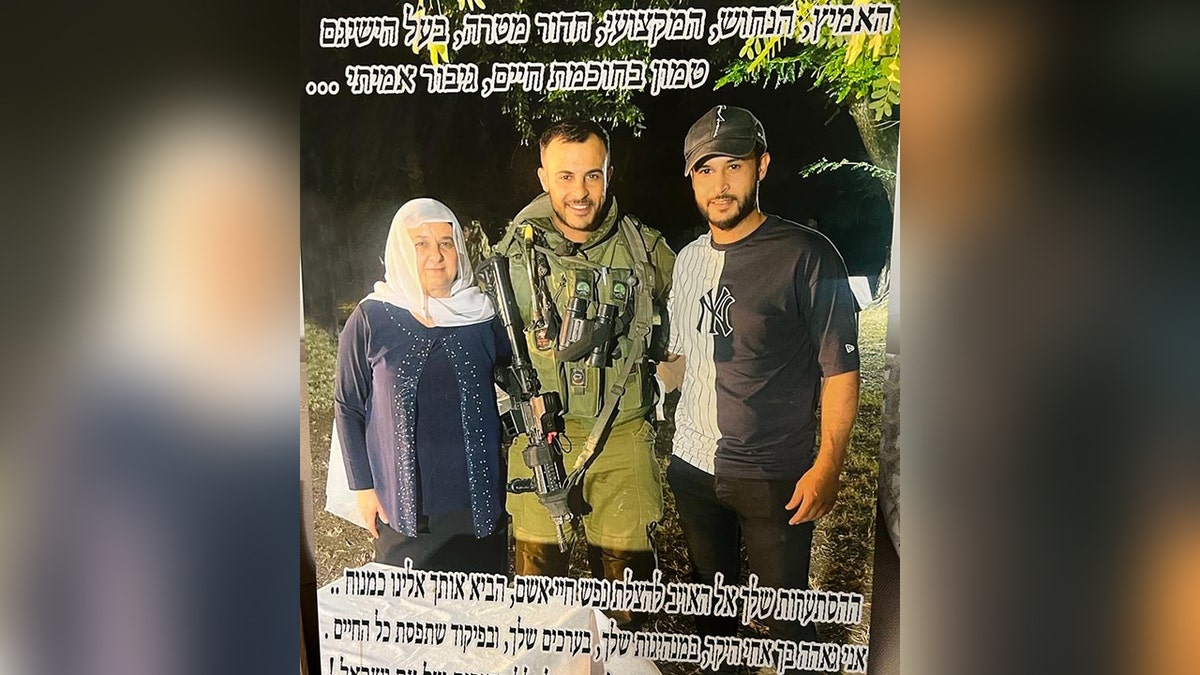 Luitenant-kolonel Salman Habaka gekleed in militair uniform met vrouw en man