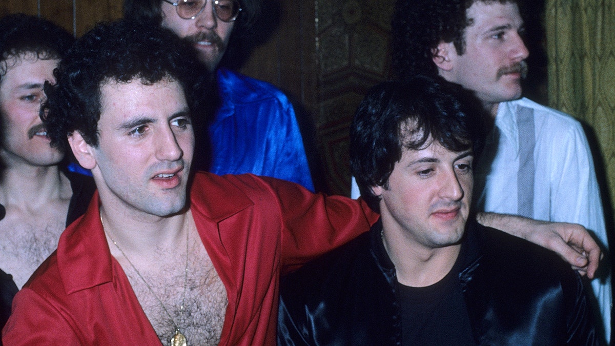 Frank Stallone e Sylvester Stallone posando juntos