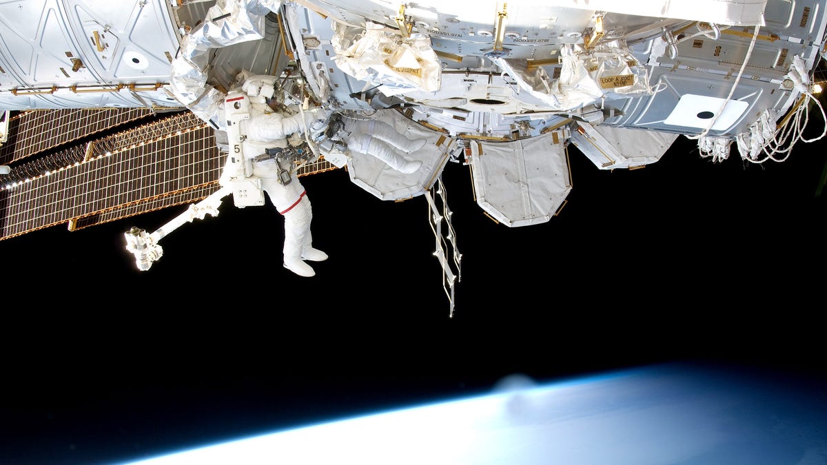 ISS બહાર અવકાશયાત્રી સમારકામ હાથ ધરે છે