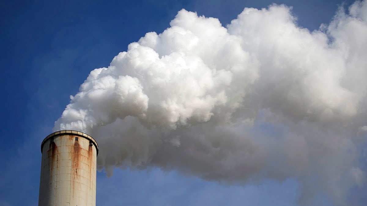 Kentucky coal stack smoke