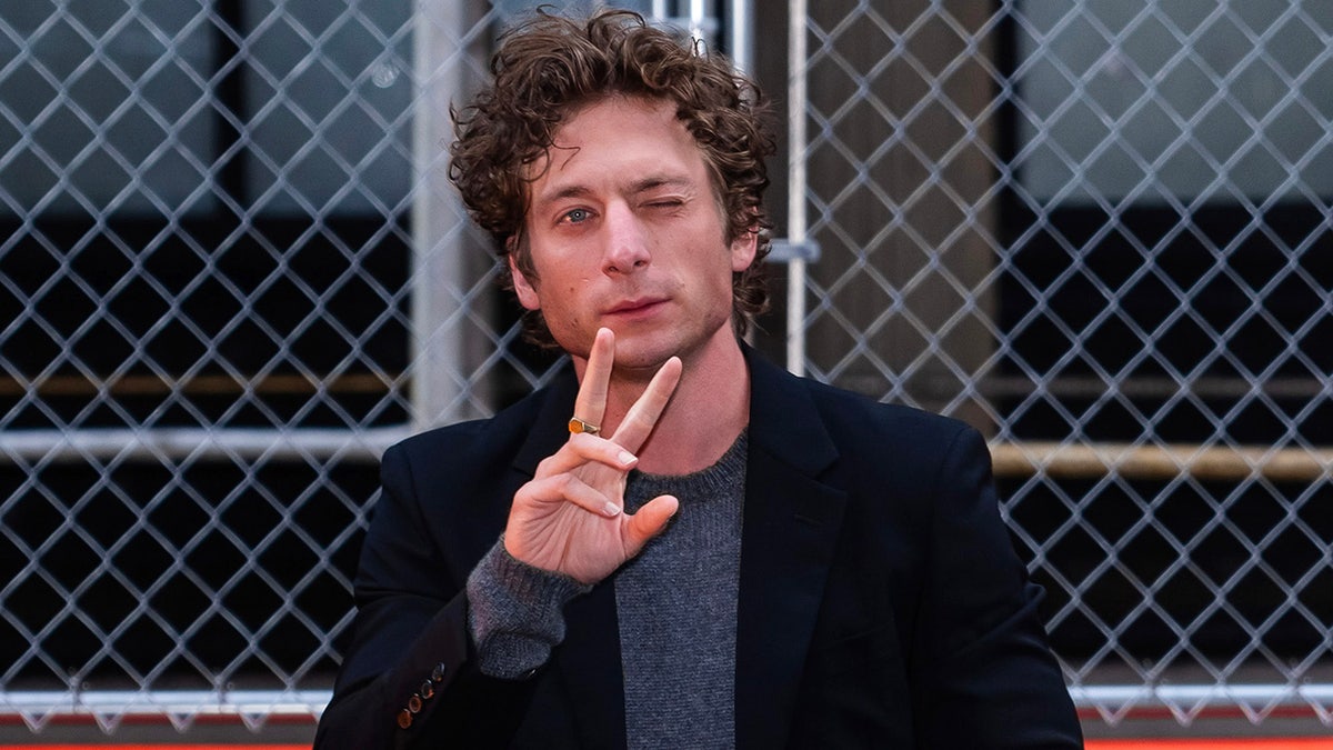 A photo of Jeremy Allen White